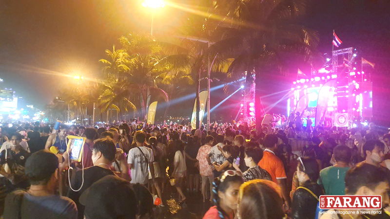 Zehntausende feiern bis in die späte Nacht hinein auf der Pattaya Beach Road am 19. April. Foto: Jahner