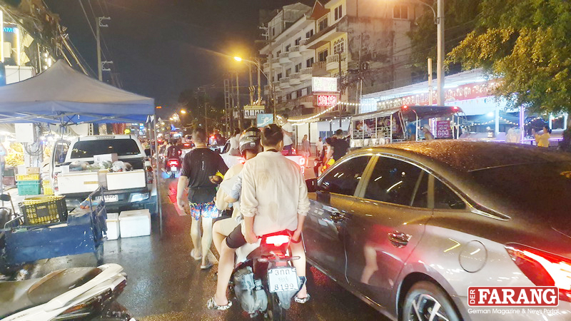 Verkehrsteilnehmer müssen an Songkran starke Nerven bewahren. Foto: Jahner