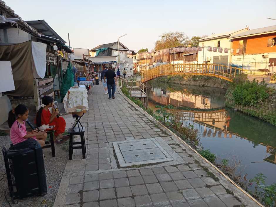 Fußgängerbrücke und Uferweg am Mae-Kha-Kanal, oft als „Little Venice of Chiang Mai“ bezeichnet. Foto: DER FARANG