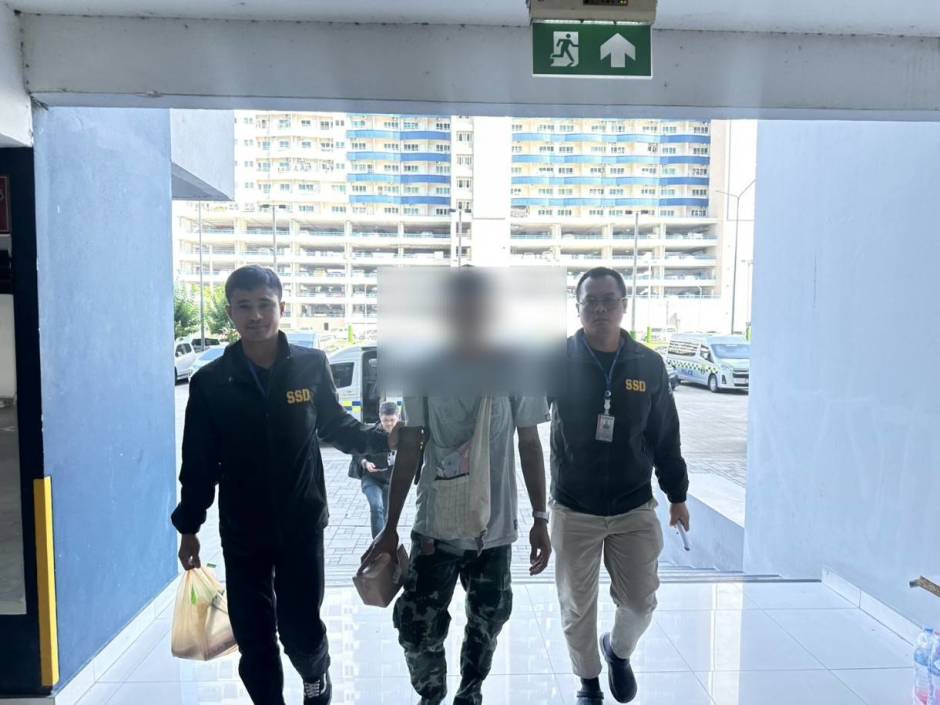 Der 23-Jährige wird nach seiner Festnahme den zuständigen Ermittlungsbeamten überstellt. Bild: TMN.TV