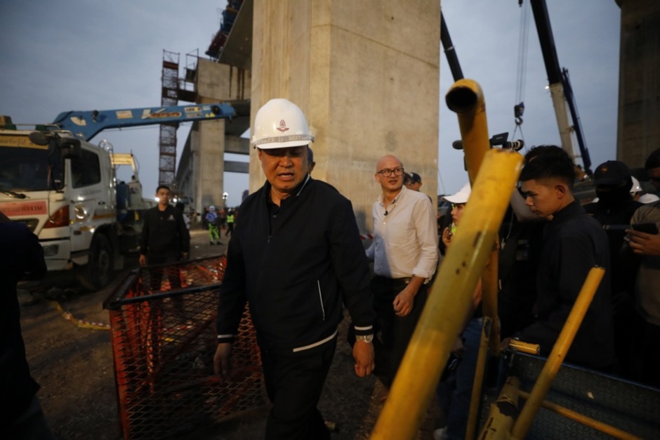 Thailands Premierminister Anutin Charnvirakul (M.) besucht die Unglücksstelle des verunglückten Passagierzugs. Foto: epa/Narong Sangnak