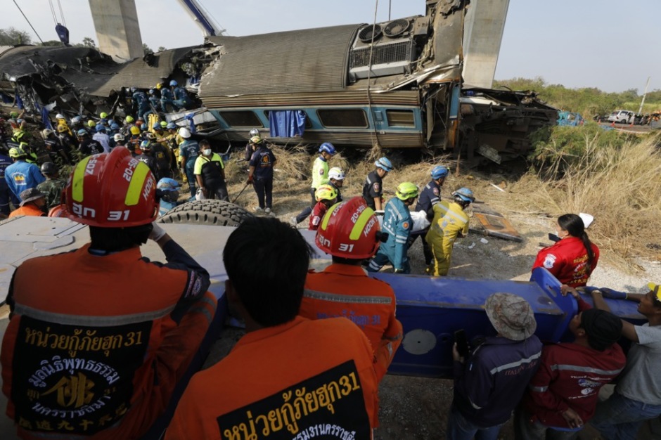 Rettungskräfte bergen ein Todesopfer an der Unglücksstelle Foto: epa/Narong Sangnak