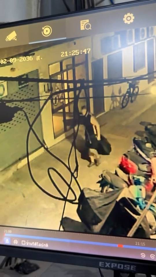 Der Verdächtige verlässt das Gebäude später allein mit einem großen Rollkoffer. Bild: TMN.TV