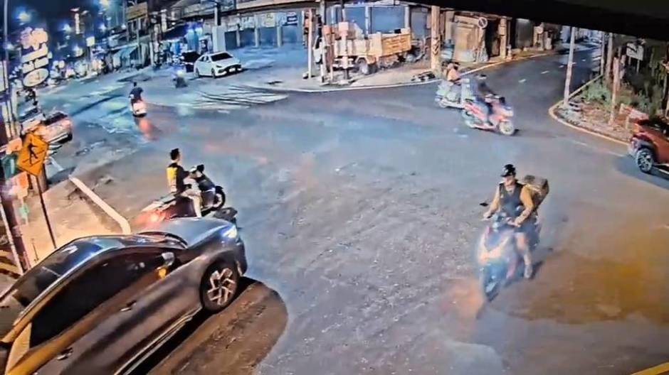 Überwachungskameras zeigen den Verdächtigen mit dem Koffer auf dem Motorrad. Bild: TMN.TV
