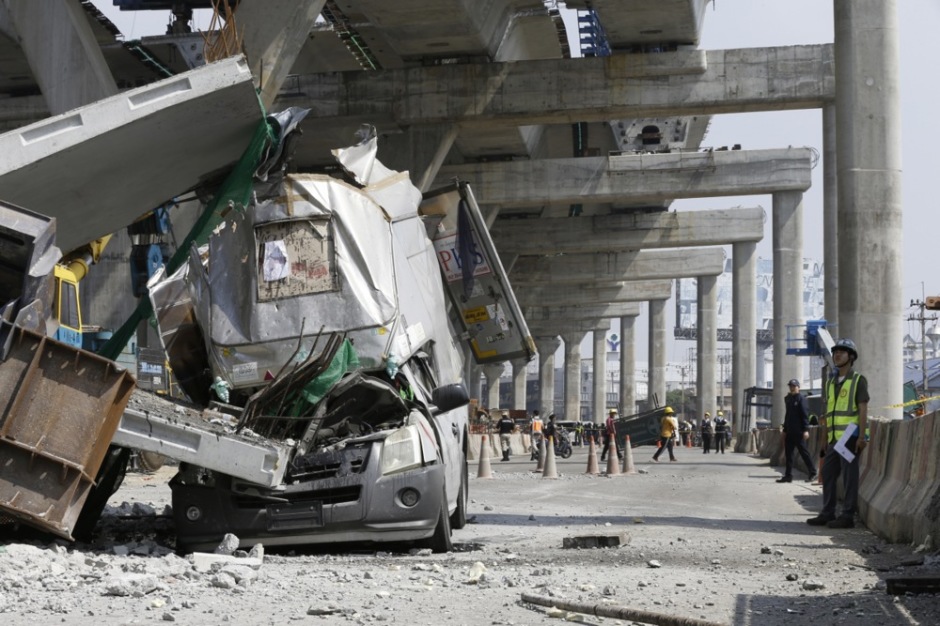 Ein Betonsegment der im Bau befindlichen Schnellstraßenbrücke liegt auf einem Lieferwagen in Samut Sakhon, nachdem es infolge des Kranunfalls auf die Fahrbahn gestürzt ist. Foto: epa/Narong Sangnak