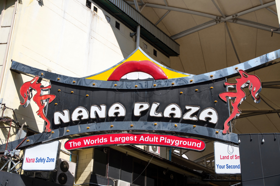 Der Eingang zur Nana Plaza in der Sukhumvit Soi 4 – laut Eigendarstellung „The World‘s Largest Adult Playground“. Foto: tang90246 / Adobe Stock