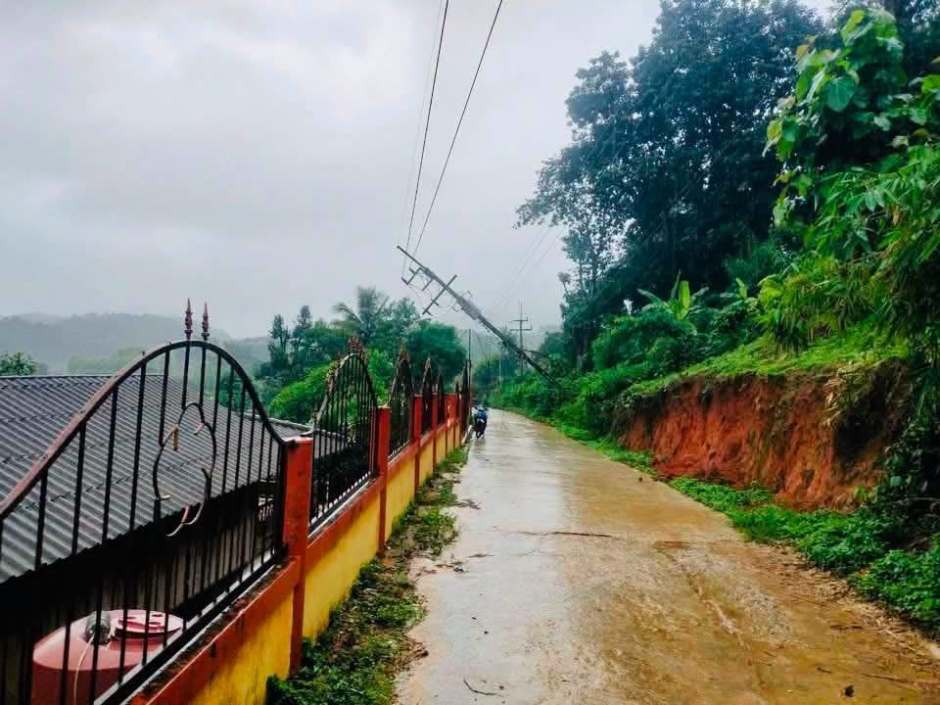 In Ban Song Phi Nong im Bezirk Chiang Khong führten die Niederschläge zu Hangabbrüchen und beschädigten die Stromversorgung. Bild Radio Chiang Rai PRD